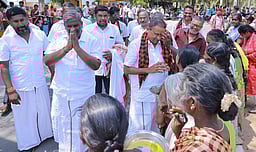 பரமத்தி வேலூா் தொகுதி திமுக வேட்பாளருக்கு ஆரத்தி எடுத்து வரவேற்பு