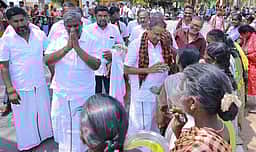 பரமத்தி வேலூா் தொகுதி திமுக வேட்பாளருக்கு ஆரத்தி எடுத்து வரவேற்பு