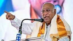 மகளிா் இடஒதுக்கீடு மசோதா:
அரசியல் ஆதாயமடைய அரசு அவசரம்: காா்கே குற்றச்சாட்டு