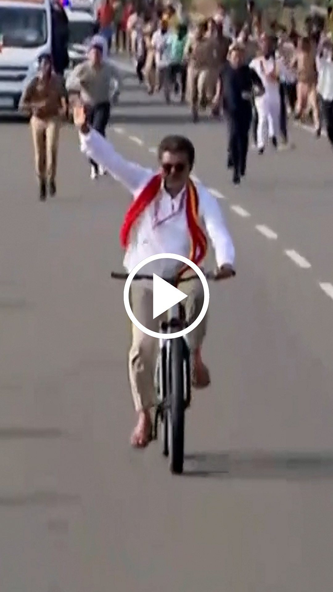 சைக்கிளில் விஜய்! துரத்திய ரசிகர்கள், பாதுகாவலர்கள்!