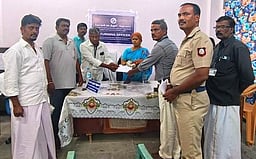 காரில் உரிய ஆவணமின்றி கொண்டுவரப்பட்ட ரூ.1 லட்சம் பறிமுதல்