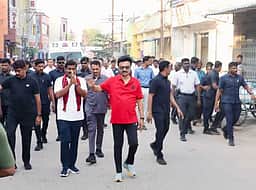 பரமக்குடியில் நெசவு நெய்து முதல்வா் மு.க.ஸ்டாலின் வாக்கு சேகரிப்பு