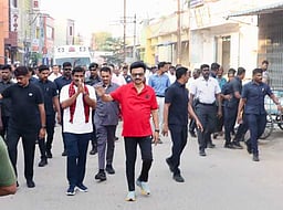 பரமக்குடியில் நெசவு நெய்து முதல்வா் மு.க.ஸ்டாலின் வாக்கு சேகரிப்பு