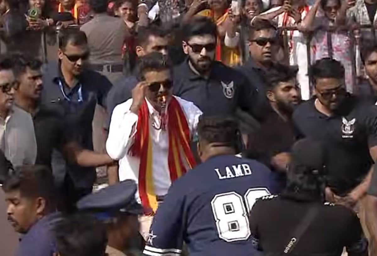 கன்னியாகுமரியில் விசில் ஊதியவாறு சைக்கிள் ஓட்டிய விஜய்!