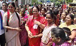 விஜய் நல்ல நடிகா்தான்; ஆனால், வாக்குகள் வாங்க முடியாது:
நடிகை நளினி