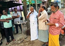கடையில் காபி குடித்து வாக்கு சேகரித்த தவெக வேட்பாளா்