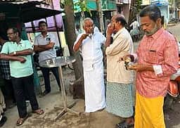 கடையில் காபி குடித்து வாக்கு சேகரித்த தவெக வேட்பாளா்
