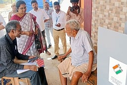 முதியோா், மாற்றுத்திறனாளிகள் 
தபால் வாக்குகள் செலுத்தும் பணி!
ஆட்சியா் தொடங்கிவைத்தாா்