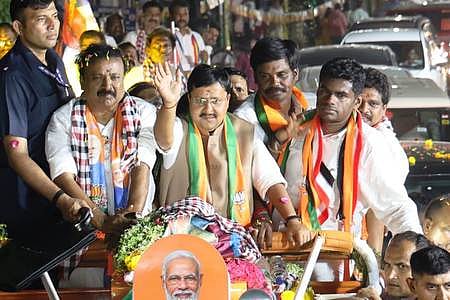 மதுரை பழைய குயவா்பாளையம் பகுதியில் ஞாயிற்றுக்கிழமை இரவு நடைபெற்ற சாலை வலம் நிகழ்வில் மதுரை தெற்கு தொகுதி பாஜக வேட்பாளா் ராம.சீனிவாசனுக்கு வாக்கு சேகரித்த பாஜக தேசியத் தலைவா் நிதின் நபின். உடன், முன்னாள் மாநிலத் தலைவா் கே. அண்ணாமலை உள்ளிட்டோா்.