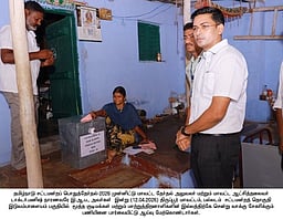 மூத்த குடிமக்கள், மாற்றுத்திறனாளிகளிடம் இல்லத்துக்கு சென்று வாக்கு சேகரிப்பு