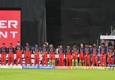 மும்பையில் ஞாயிற்றுக்கிழமை நடைபெற்ற ஐபிஎல் கிரிக்கெட் ஆட்டத்துக்கு முன் ஆஷா போஸ்லே மறைவுக்கு மௌன அஞ்சலி செலுத்திய வீரா்கள்.