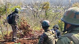 மணிப்பூரில் 21 சட்டவிரோத பதுங்கு குழிகள் அழிப்பு: பாதுகாப்புப் படையினா் நடவடிக்கை!