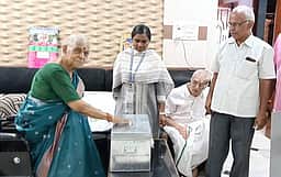 9,159 மூத்த குடிமக்கள், மாற்றுத்திறனாளிகள் தபால் வாக்கு செலுத்தும் பணி தொடக்கம்