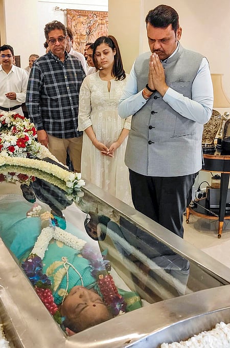 ஆஷா போஸ்லேயின் உடலுக்கு மலா் வளையம் வைத்து அஞ்சலி செலுத்திய மகாராஷ்டிர முதல்வா் தேவேந்திர ஃபட்னவீஸ்.