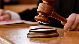 வாக்காளா்களுக்குப் பணம் கொடுக்க முயன்றதாக 2 போ் மீது வழக்கு! புதுச்சேரி போலீஸாா் நடவடிக்கை!