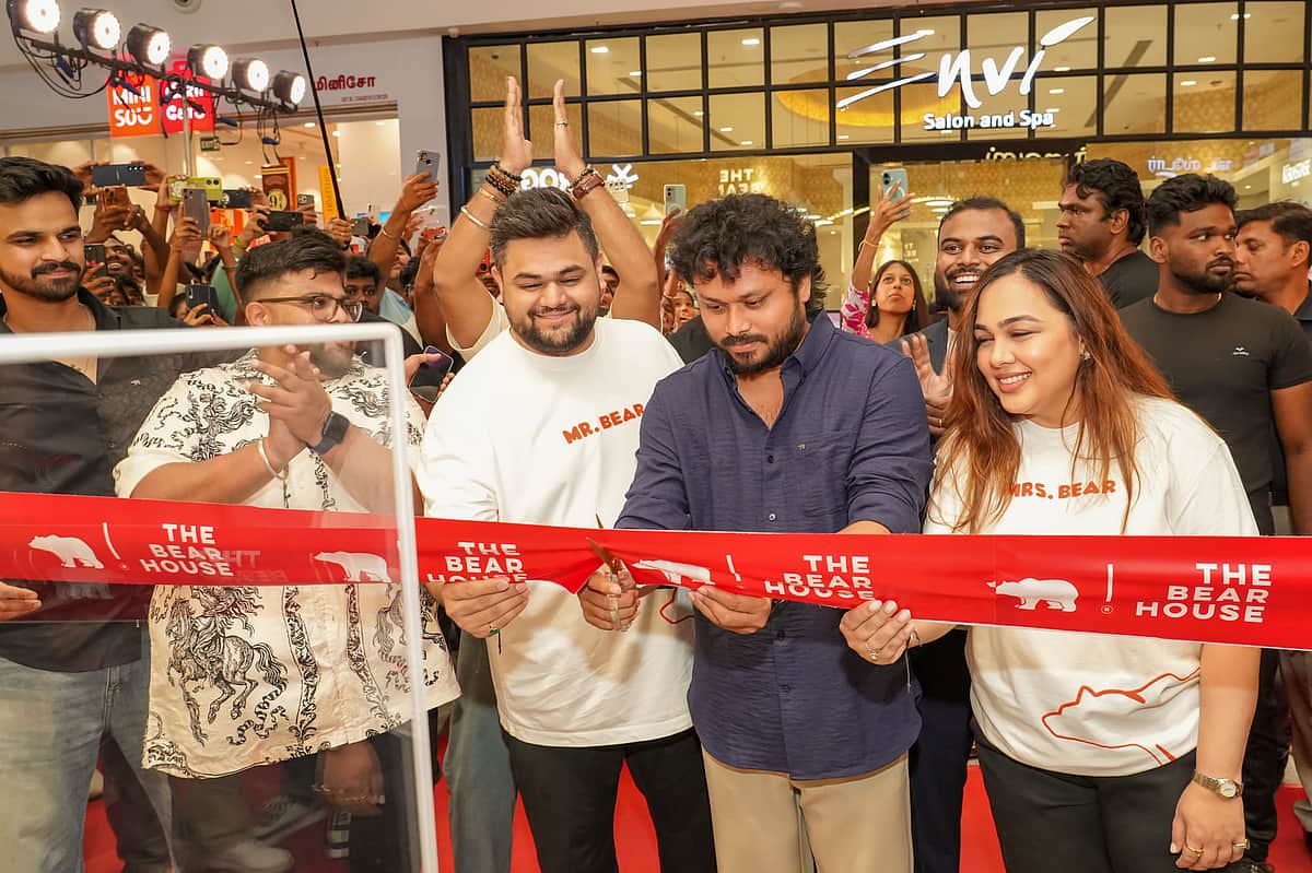 நவீன ஆடை கடையைத் திறந்து வைத்த விஜே சித்து! 