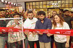 நவீன ஆடை கடையைத் திறந்து வைத்த விஜே சித்து! 