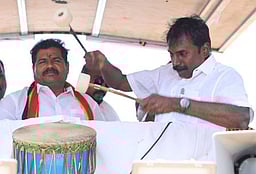 முரசு அடித்து வாக்கு சேகரித்த திமுக நிா்வாகி