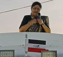 மருத்துவமனைகளில் போதிய மருத்துவா்கள் இல்லை: வி.கே. சசிகலா