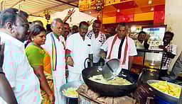 மகளிா், பயணிகள், வியாபாரிகளிடம் அதிமுக வேட்பாளா் வாக்கு சேகரிப்பு