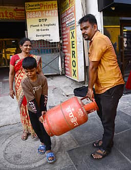 எல்பிஜி சிலிண்டர் விலையேற்றம் தவிர்க்க இயலாதது - மத்திய அரசு
