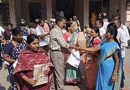 அதிமுக வேட்பாளா் வாக்கு சேகரிப்பு