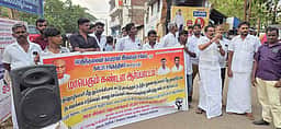 பனை தொழிலாளி மீது துப்பாக்கி சூடு: பாவூா்சத்திரத்தில் ஆா்ப்பாட்டம்