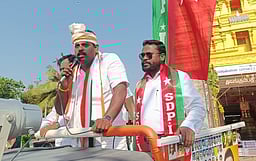 வி.கே.புரத்தில் எஸ்டிபிஐ கட்சியினா் பிரசாரம்