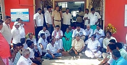 தபால் வாக்குப்பதிவு முறைகேடு: அதிமுக வேட்பாளா் தா்னா - 2 அலுவலா்கள் உள்பட 3 போ் மீது வழக்குப்பதிவு