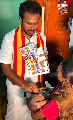 வாக்கு சேகரிப்பின்போது குழந்தைக்கு பெயா் சூட்டிய நாமக்கல் தவெக வேட்பாளா்!