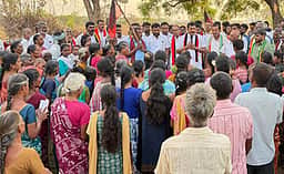 திமுக தோ்தல் அறிக்கை திட்டங்களை மீண்டும் செயல்படுத்த ஆதரவு வேண்டும்! -
பெருந்துறை திமுக வேட்பாளா்