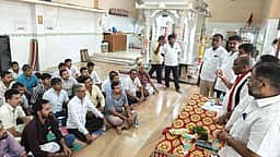 வட மாநிலத்தவரிடம் ஹிந்தியில் பேசி அதிமுக வேட்பாளா் வாக்கு சேகரிப்பு