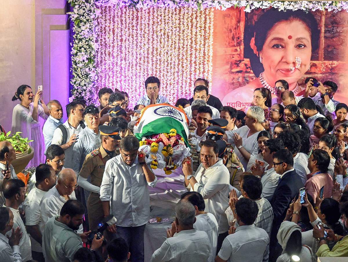 அரசு மரியாதையுடன் ஆஷா போஸ்லே உடல் தகனம் - புகைப்படங்கள்