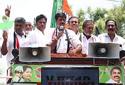 தொகுதி மக்கள் இரவு பகல் எந்நேரமும் என்னை தொடா்பு கொள்ளலாம்! -காட்பாடி அதிமுக வேட்பாளா்