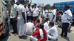 பாமக ராமதாஸ் - அன்புமணி ஆதரவாளா்கள் வாக்குவாதம்: சாலை மறியல்