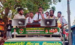 அதிமுக வேட்பாளருக்கு ஆதரவாக வாக்கு சேகரித்த தெலுங்கு தேசம் கட்சியினா்
