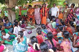 கன்னடம், தெலுங்கில் பேசி அமைச்சா் துரைமுருகன் மருமகள் வாக்கு சேகரிப்பு