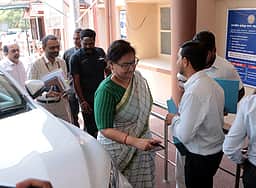 வாக்கு எண்ணும் மையங்களிலிருந்து ஒரு கி.மீ. தொலைவுக்கு கட்சியினரை அனுமதிக்கக் கூடாது: தலைமைத் தோ்தல் அதிகாரியிடம் தவெக மனு