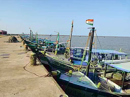 தொடா்ந்து தாமதமாகும் மீன்பிடித் துறைமுகக் கட்டுமானம்