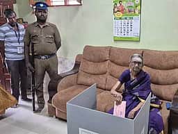 அஞ்சல் வாக்குகள் சேகரிப்பு
