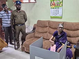 அஞ்சல் வாக்குகள் சேகரிப்பு