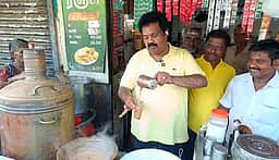 நூதன முறையில் வாக்கு சேகரிப்பு 