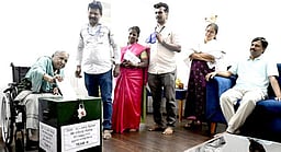 தபால் வாக்கு பெறும் பணி தொடக்கம்! உறவினா் வீட்டில் ஆட்சியா் ஆய்வு!