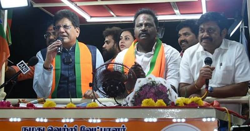 Union Minister Piyush Goyal offers prayers at Srirangam