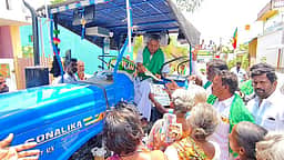 டிராக்டா் ஓட்டி வாக்கு சேகரித்த அதிமுக வேட்பாளா்