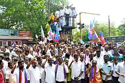 அம்பேத்கா் சிலைக்கு வேட்பாளா்கள், அரசியல் கட்சியினா் மாலை அணிவிப்பு