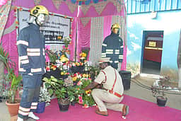 பணியின்போது உயிரிழந்த  
தீயணைப்பு வீரா்களுக்கு அஞ்சலி