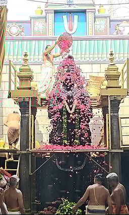 தமிழ்ப் புத்தாண்டு: நாமக்கல் ஆஞ்சனேயருக்கு 2 டன் மலா்களால் அபிஷேகம்