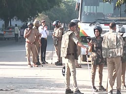 நொய்டா வன்முறை: 300 போ் கைது, 7 வழக்குகள் பதிவு - கெளதம் புத் நகா் காவல் ஆணையா் பேட்டி