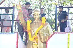 அம்பேத்கா் சிலைக்கு ஆளுநா், முதல்வா் மாலை அணிவித்து மரியாதை